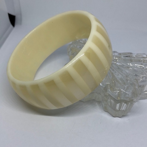 Vintage Jewelry - VINTAGE casein like faux mother of pearl inlay stripe bangle bracelet